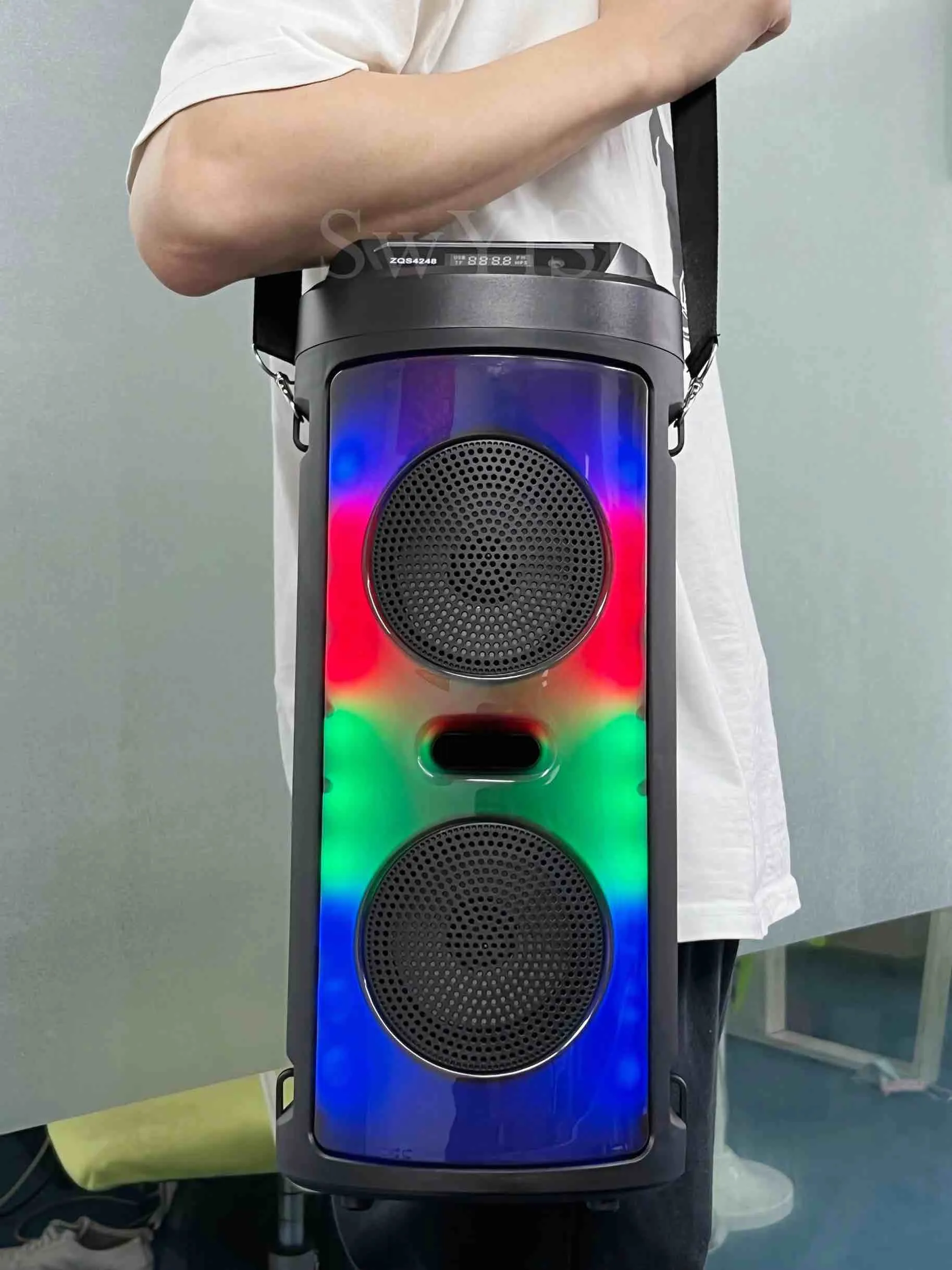 enceinte-bluetooth-zqs4248-16w-led-vayno-tunisie Enceinte Bluetooth ZQS-4248 avec double haut-parleur 4 pouces et LED intégrées.